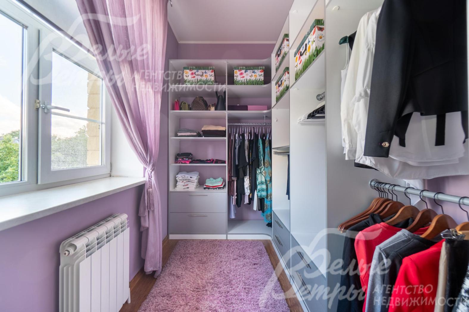 Гардеробная 6,4 кв.м при спальне 22,2 кв.м, тоже с окном