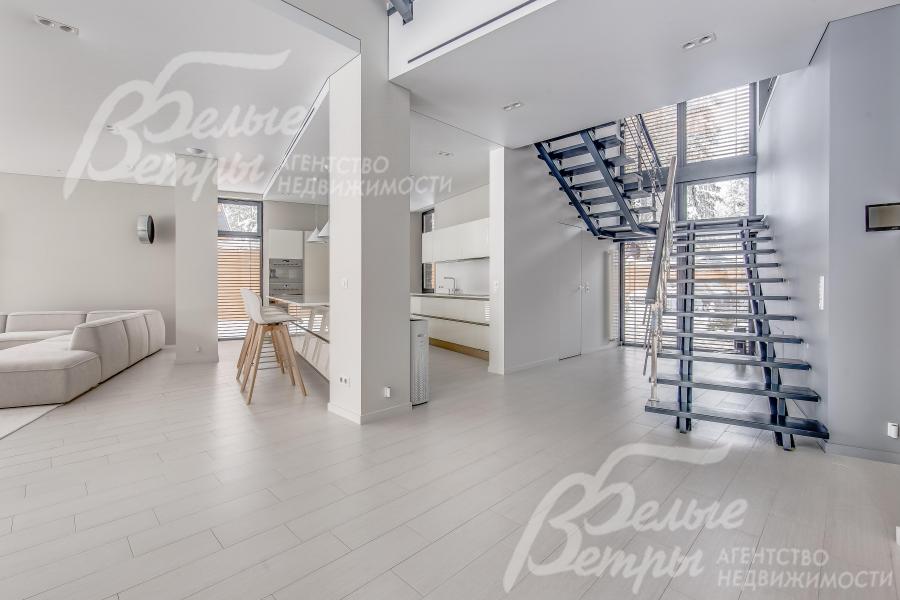 Лестничный марш: железный каркас, ступени деревянные Бук, поручни металлические хромированные