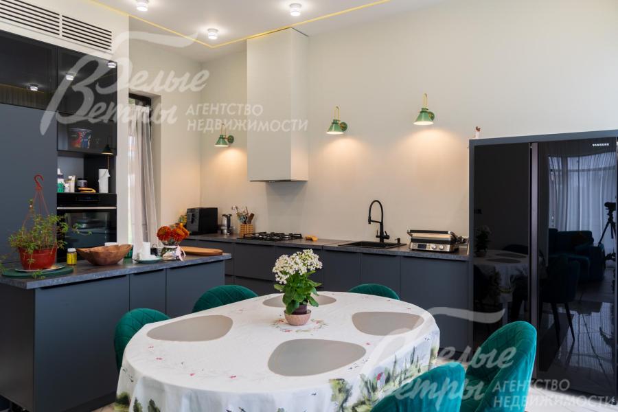 Оборудованная кухня-столовая