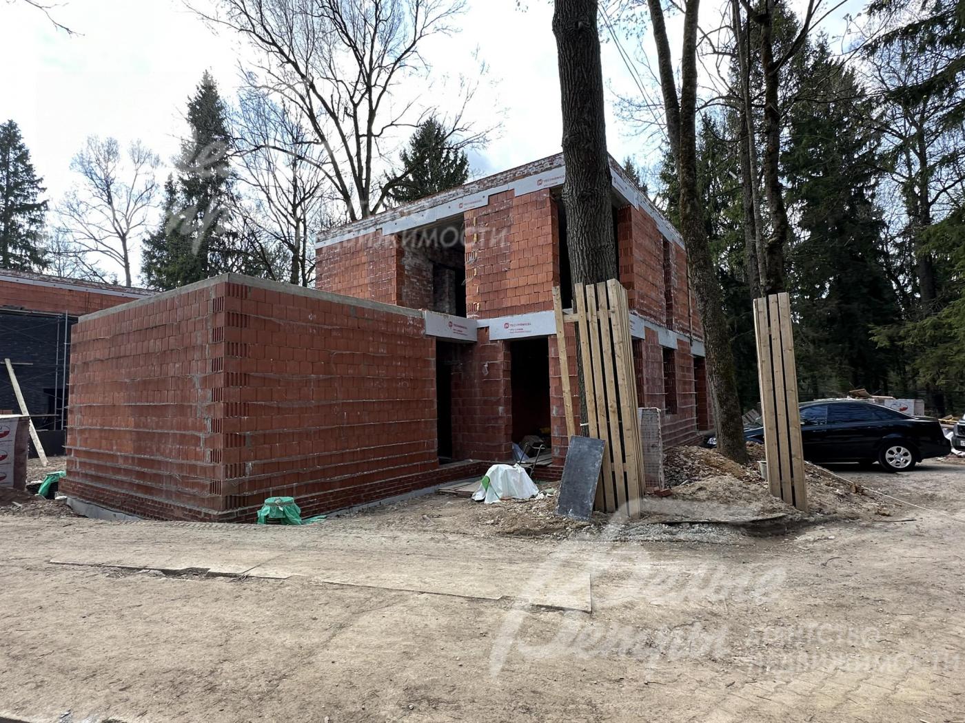 Фундамент - утеплённая железобетонная монолитная плита, стены - крупноформатный керамический блок