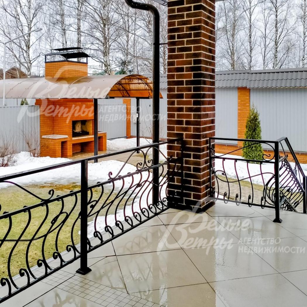 Выход на участок через террасу