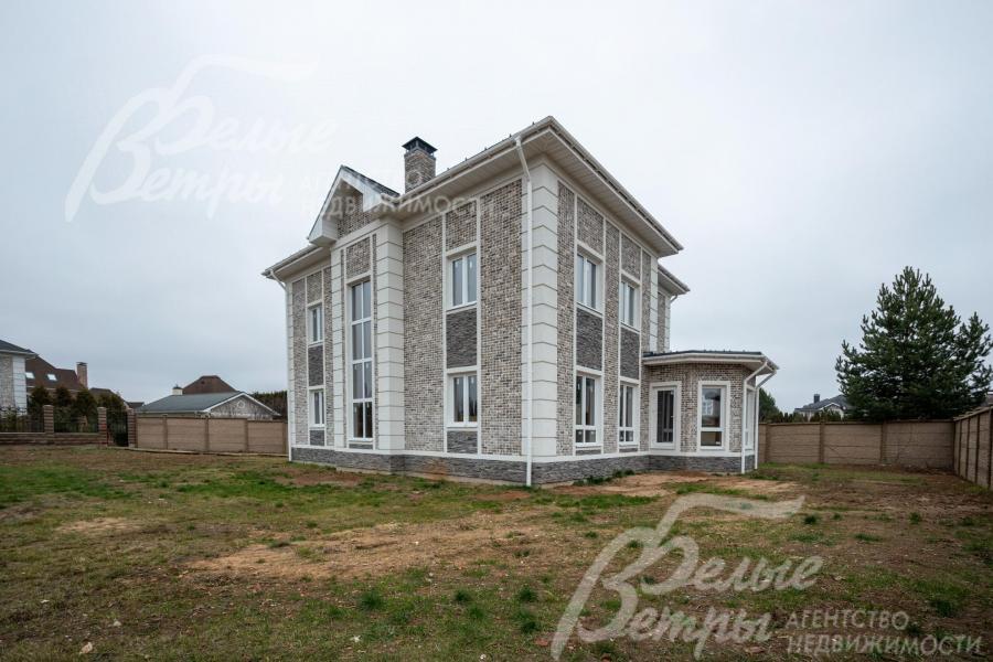 Участок расположен в начале коттеджного посёлка бизнес-класса с центральными коммуникациями