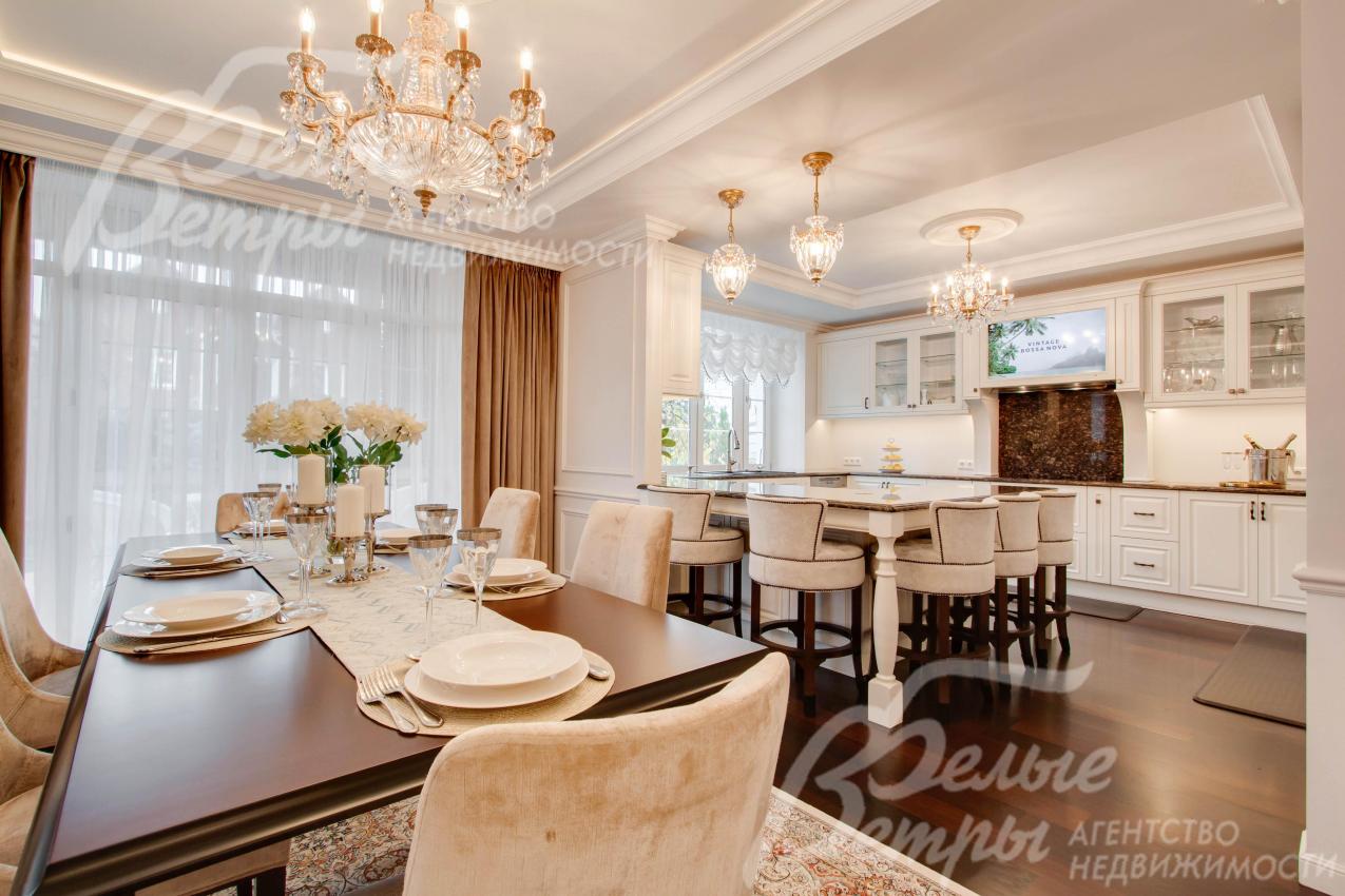 Выполнена отделка в классическом стиле в использованием материалов премиум-класса