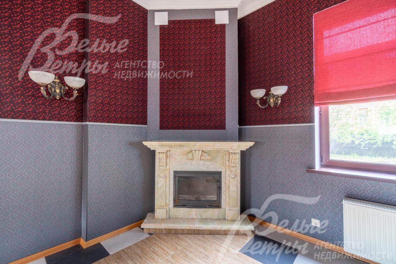 В бильярдной установлен второй камин из оникса