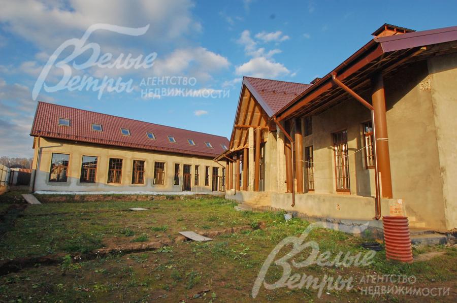 Вид со двора (справа - жилой дом, прямо - банкетный дом)