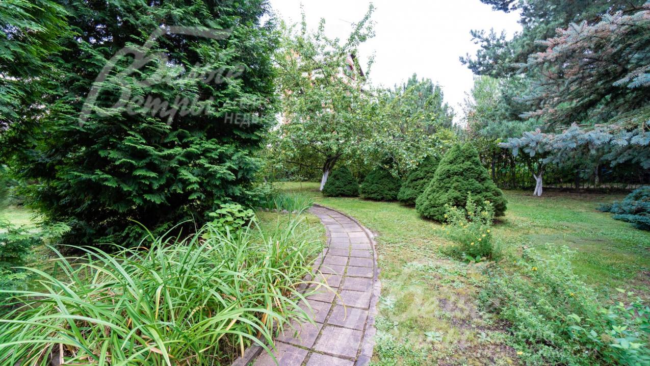 По всему участку выложены дорожки из плитки, оборудовано освещение