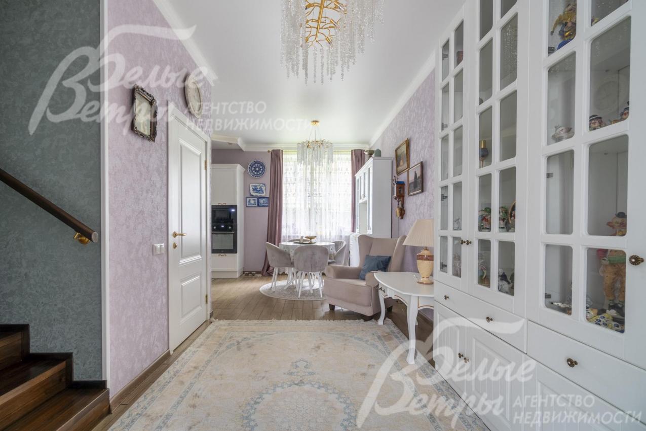 Таунхаус с отделкой в классическом стиле и светлых тонах. 