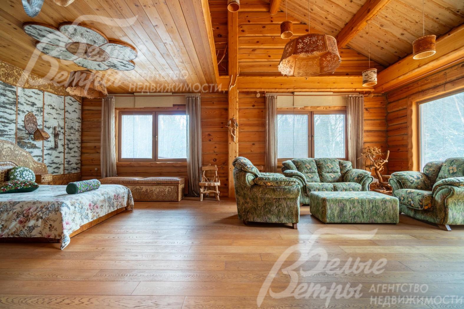 В мастер-спальне - два больших окна и панорамное окно в гостиной зоне