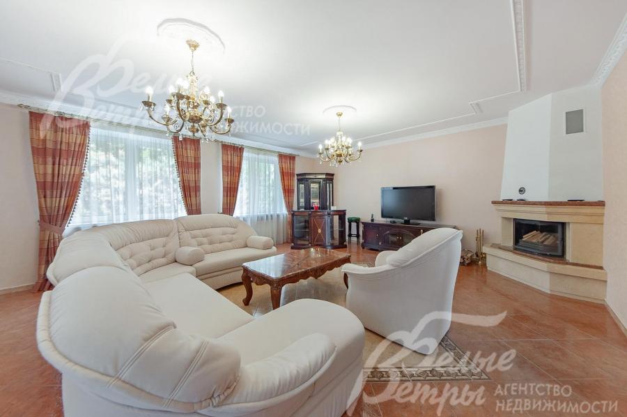 Мягкий гарнитур в гостиной.