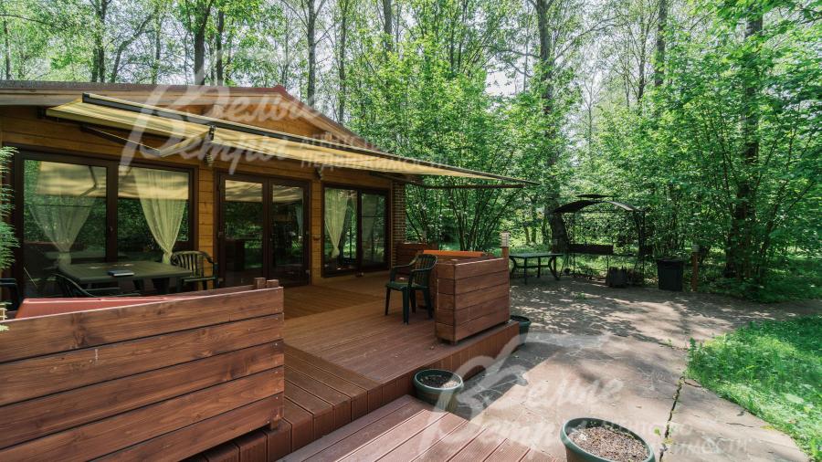 Отапливаемая застекленная беседка с большой открытой верандой и оборудованной площадкой для барбекю