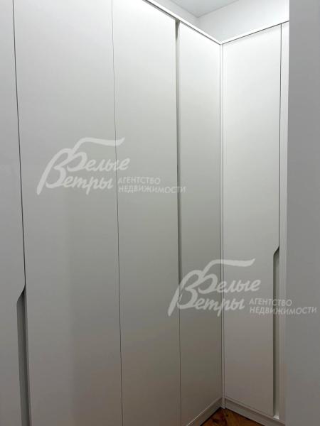 Гардеробная главной спальни обустроена шкафами