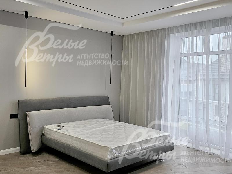 Мастер-спальня с панорамным окном, стены покрашены светло-серой краской