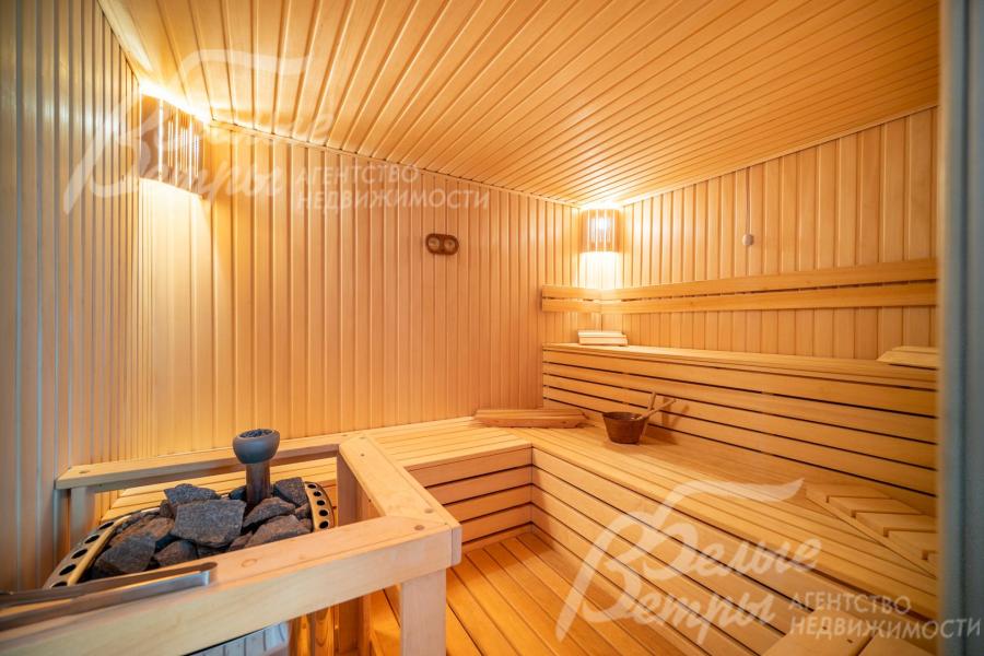 Финская сауна, отделанная липой, с электрической печью HARVIA мощностью 13.5 кВт с парогенератором 