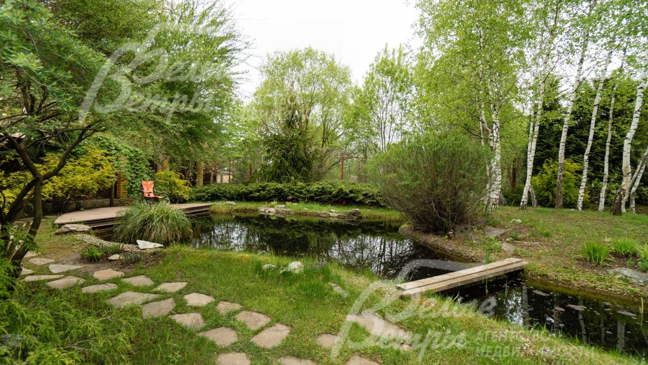 Искусственный пруд с водопадом