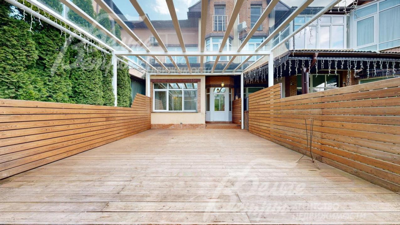 Крытая веранда во внутреннем дворе