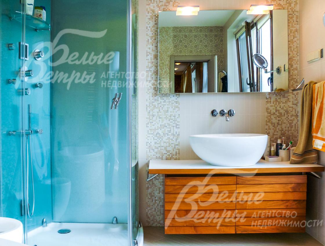 Главная спальня имеет санузел 10,2 кв.м, где установлена душевая кабина с функцией «Хамам».