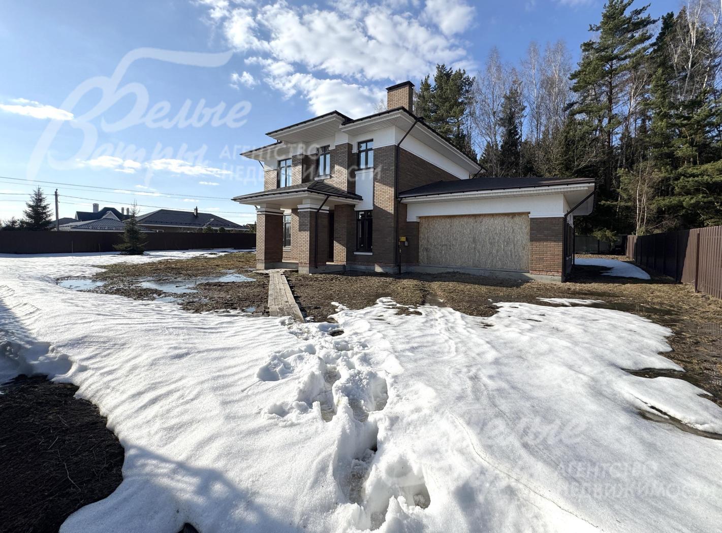 Участок расположен в тихом живописном месте вдали от шума дорог в охраняемом коттеджном посёлке