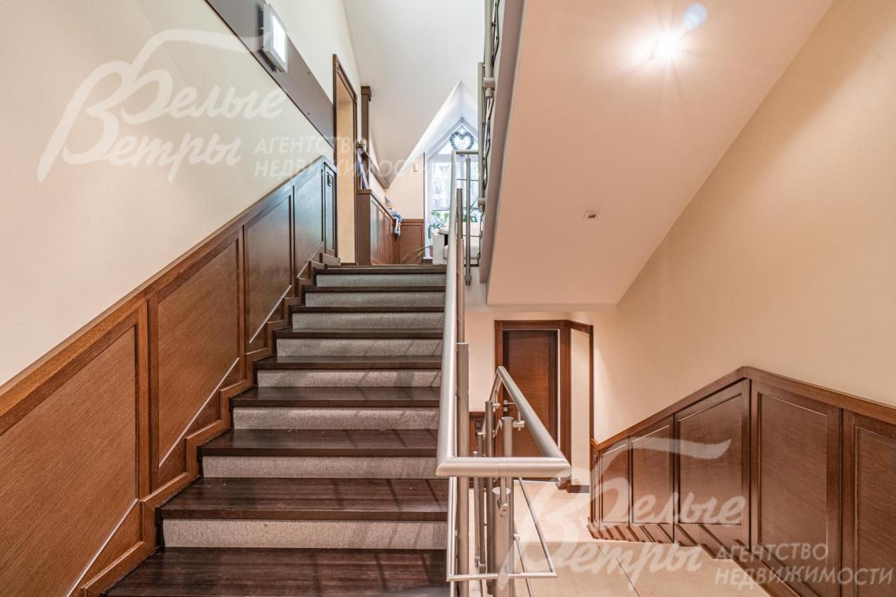 Широкая лестница с удобным подъемом