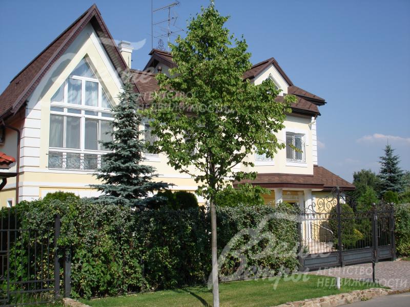 Усадьба огорожена кованным забором увитым живой изгородью из дикого винограда.