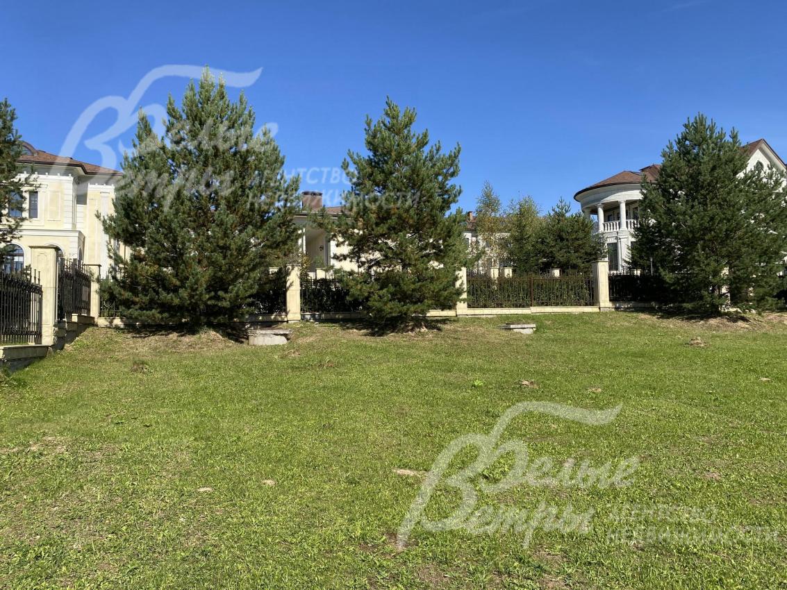 Все центральные коммуникации подведены к участку и входят в стоимость