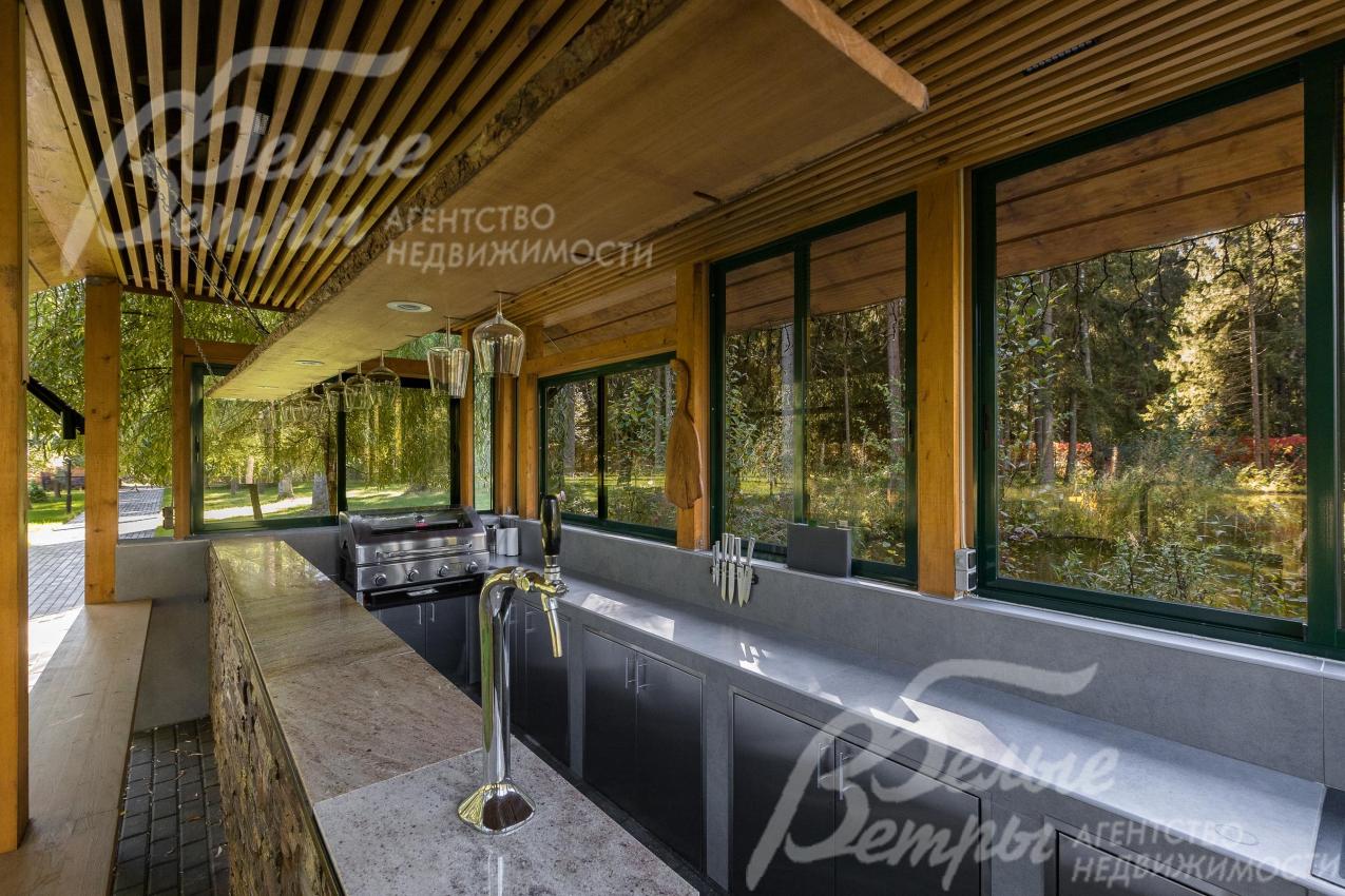 Летняя кухня - с алюминиевыми раздвижными окнами с трёх сторон и баром с кег-мастером (установкой для розлива пива)
