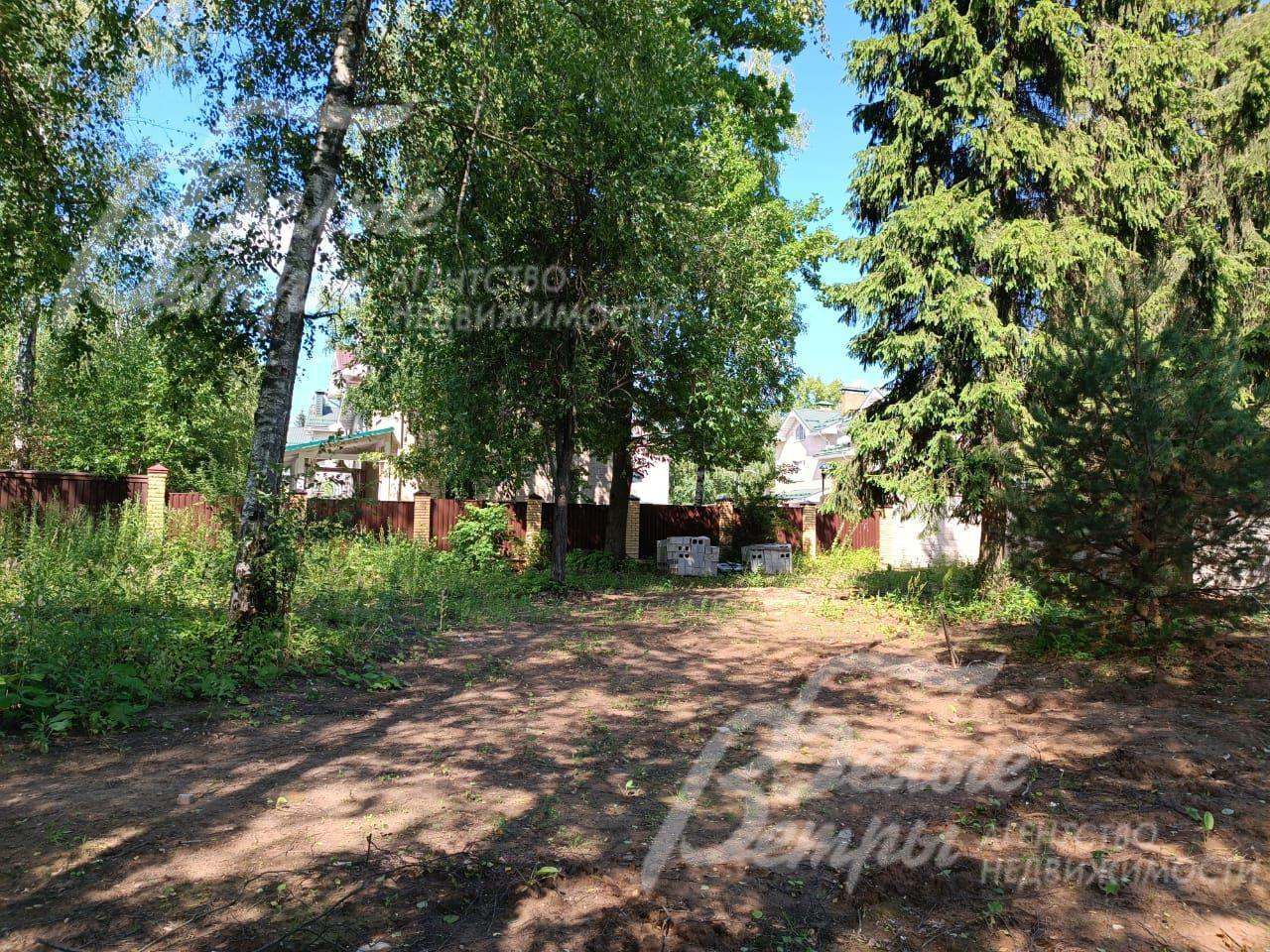 Участок с деревьями в коттеджном поселке Витязь