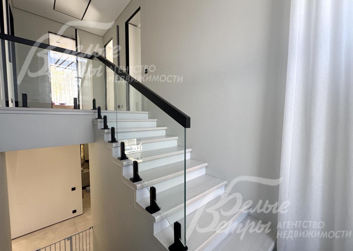 На второй этаж ведёт монолитная лестница со ступенями, отделанными деревом, и ограждением из закаленного стекла