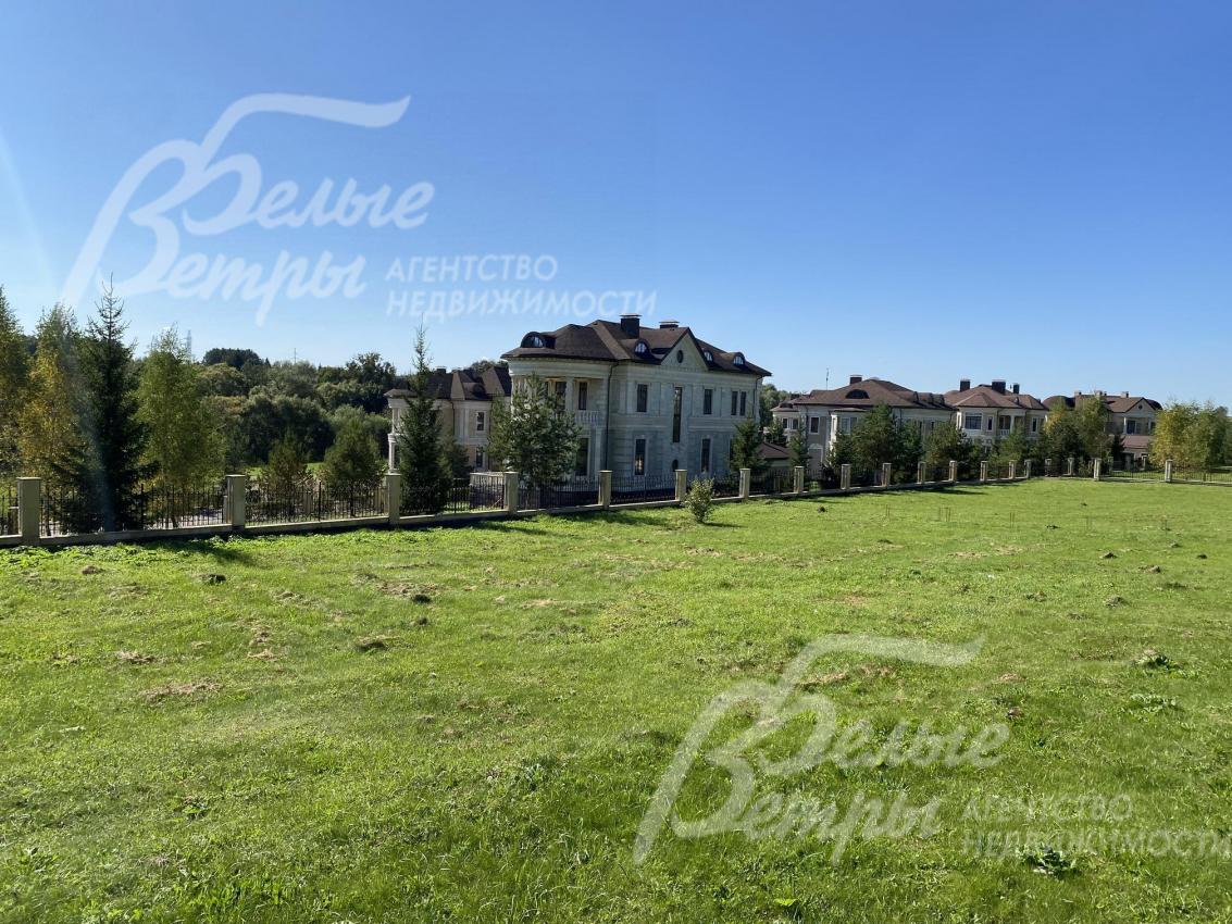 Все центральные коммуникации подведены к участку и входят в стоимость