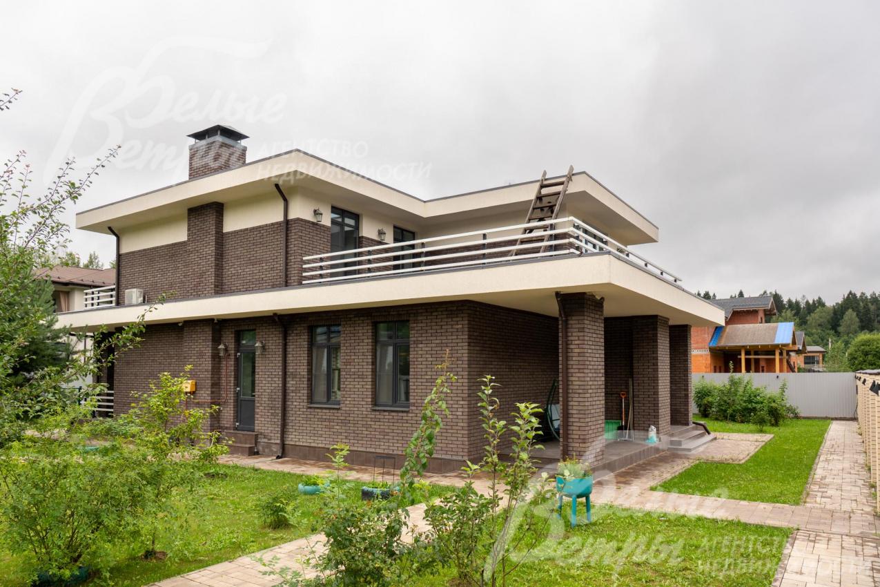 Участок расположен в 100 м от реликтового леса и в 50 м от реки Пахра, которая окружает участок с обеих сторон