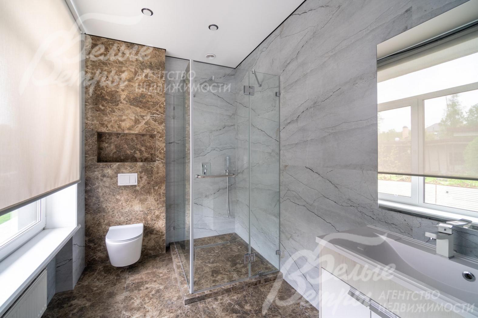 Санузел мастер-спальни: на стенах керамогранит, имитирующий слепок ригеля черного цвета