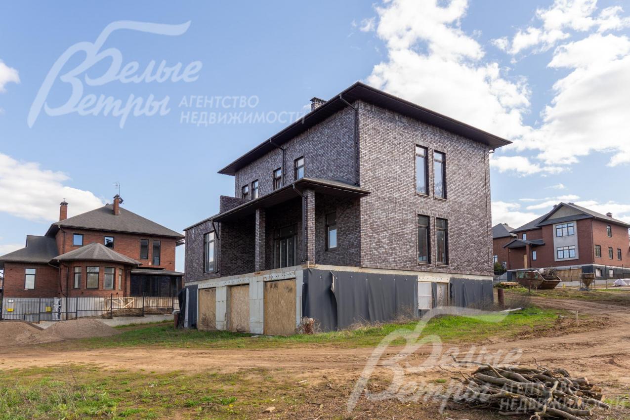 В цокольном этаже можно организовать 2 жилых помещения с собственными выходами на участок (для персонала)