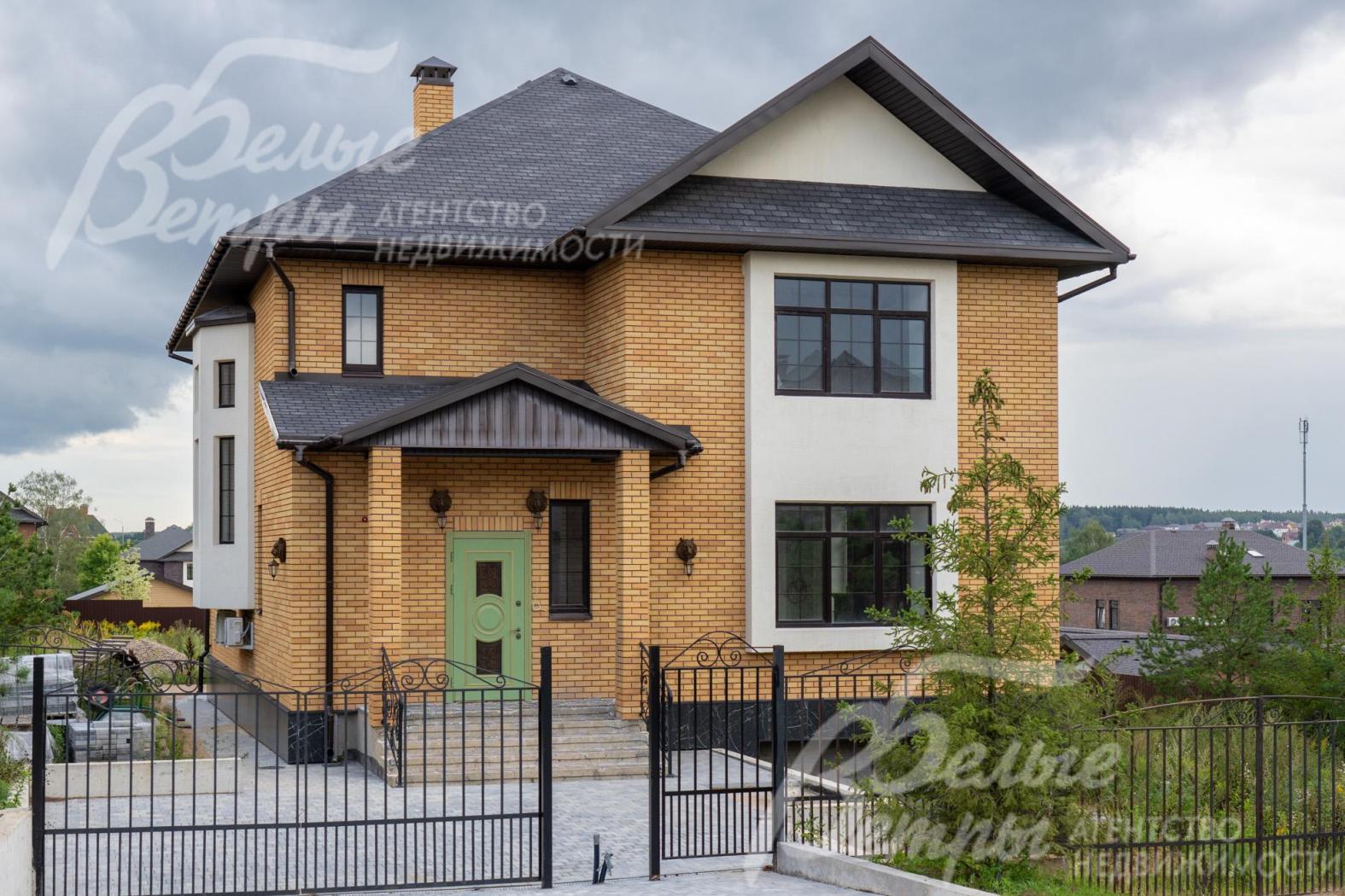 Новый дом в стиле современной классики с отделкой фасада немецким клинкерным кирпичом