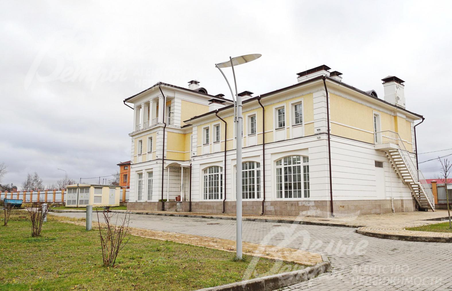 Административное здание 850 кв.м под магазин, кафе, фитнес 