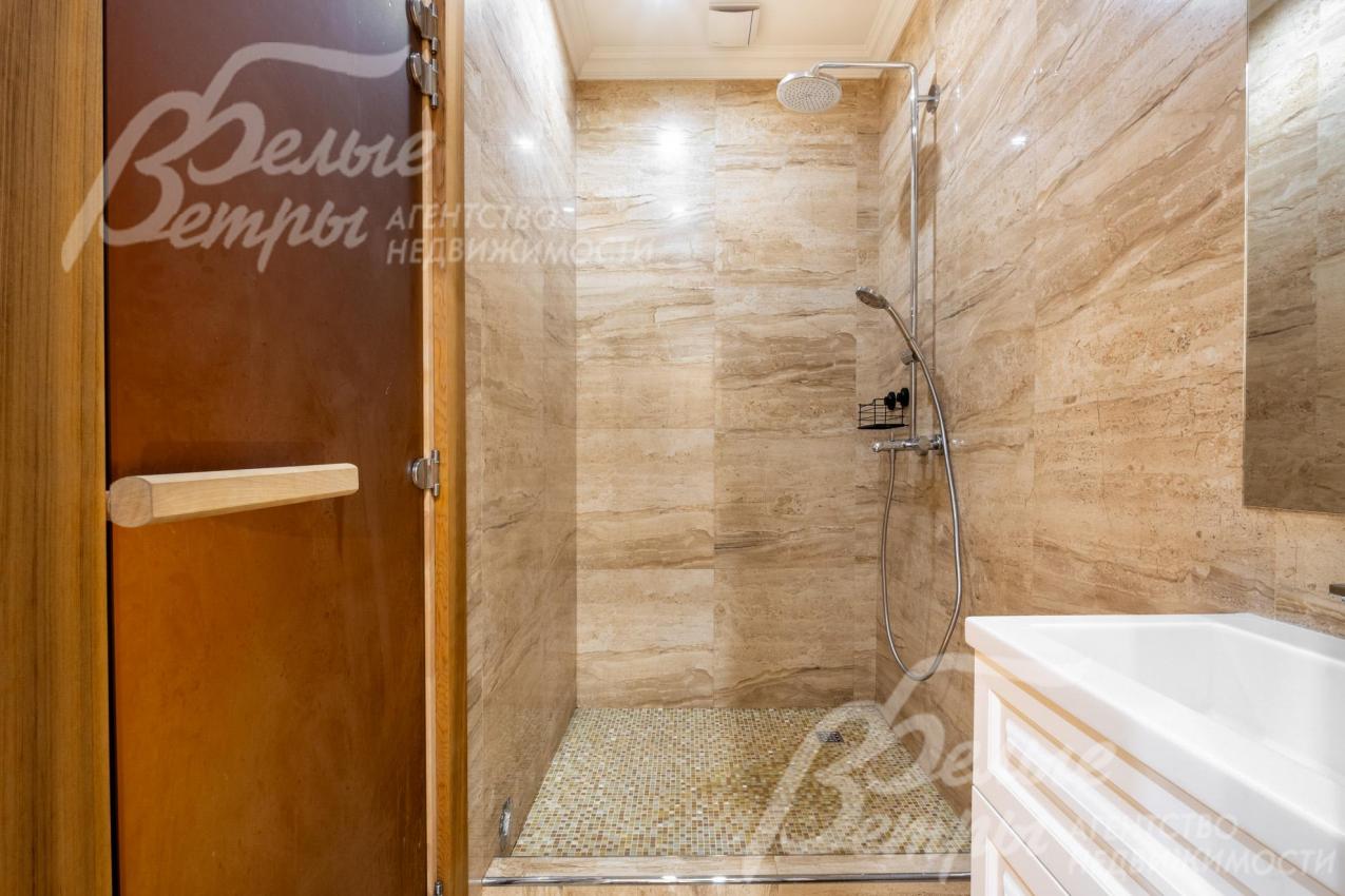 Рядом с сауной - душевая, также есть комната отдыха