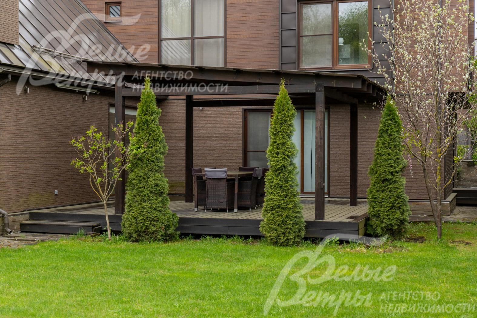 Уютная терраса с летней мебелью