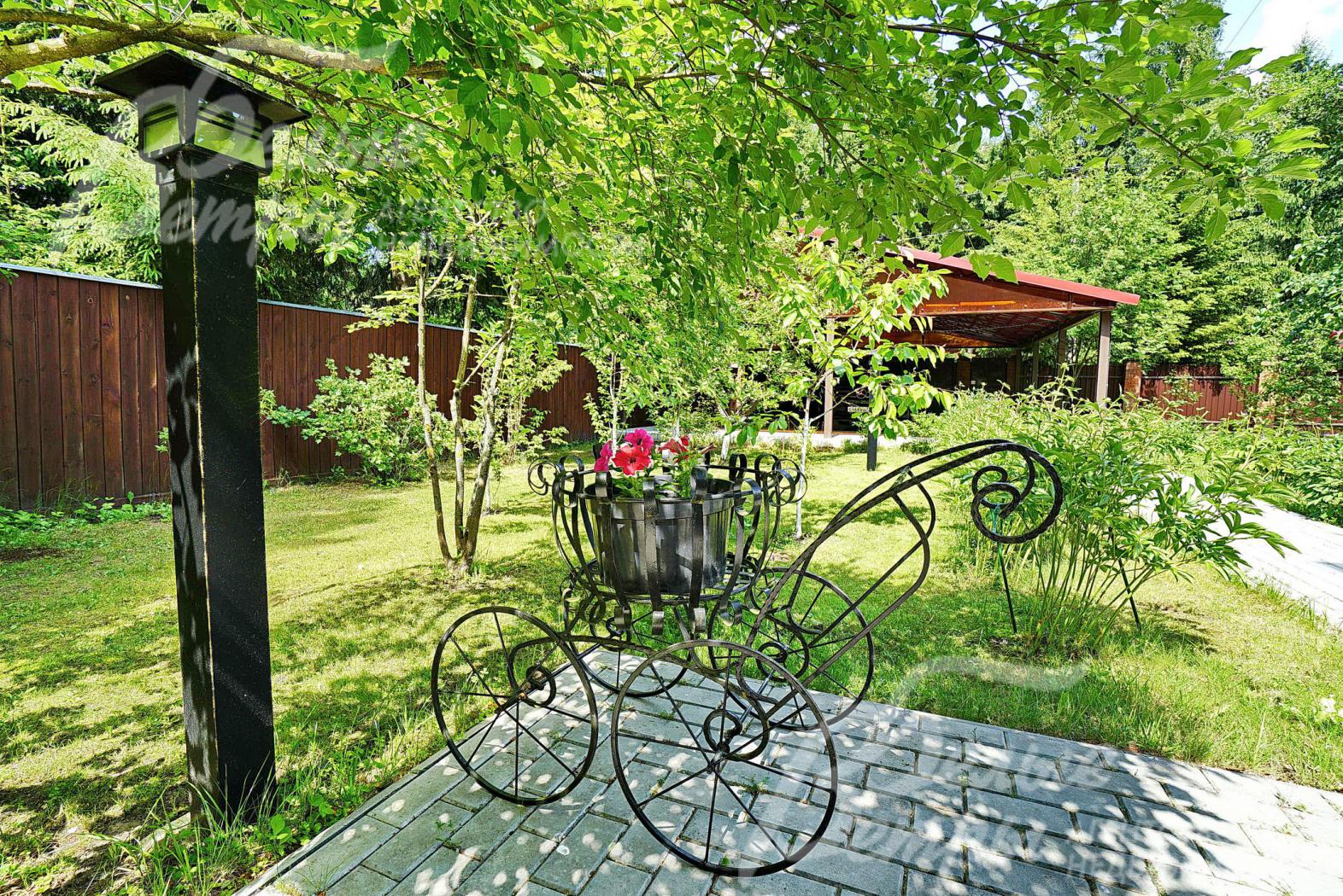 Везде высажен газон, организованы клумбы и дорожки с патио. Сделано уличное освещение.	