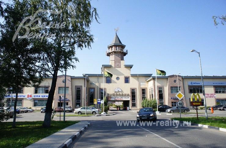 Административное здание при въезде в поселок Дубровка