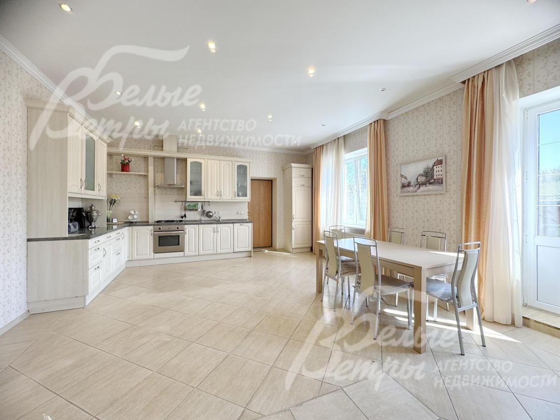 В просторной кухне - немецкий гарнитур и обеденная группа