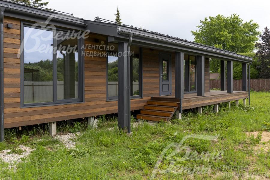 Вход на крытую террасу, проходящую по периметру дома