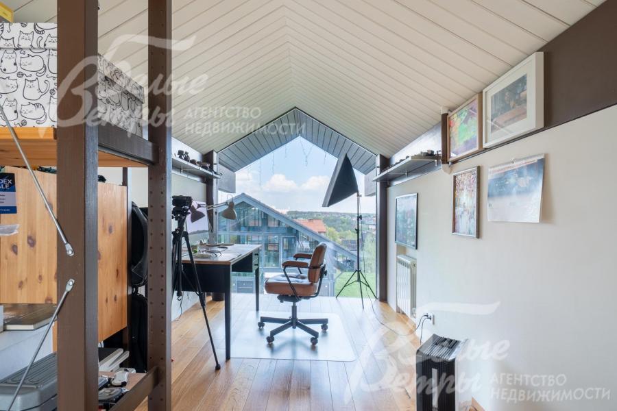 В мансарде может располагаться кабинет или кинотеатр