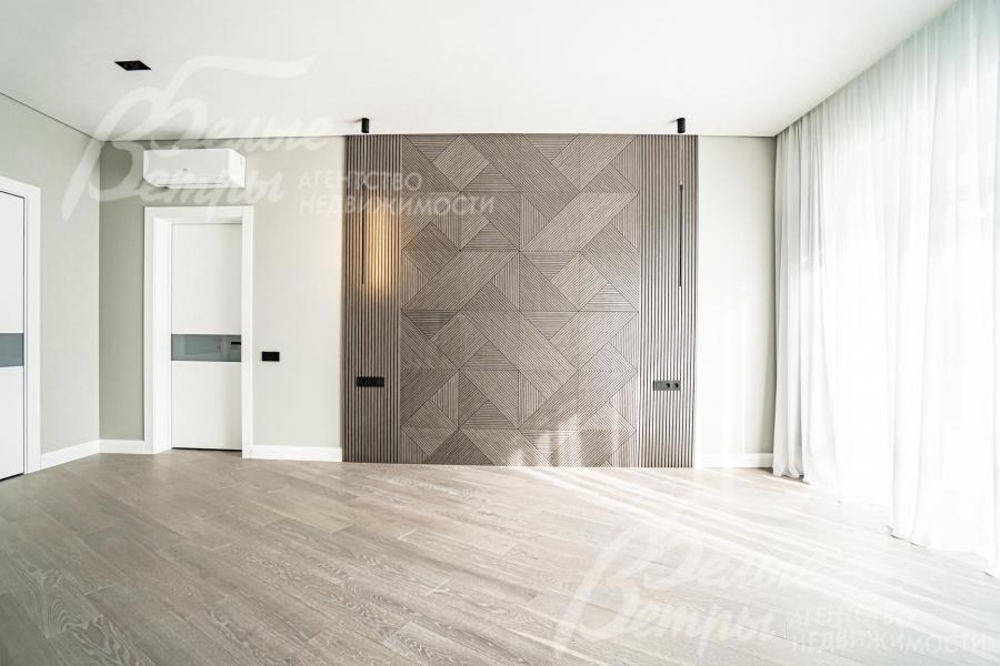 В мастер-спальне на стене декоративное панно из дерева, в гостиной панно из гипса