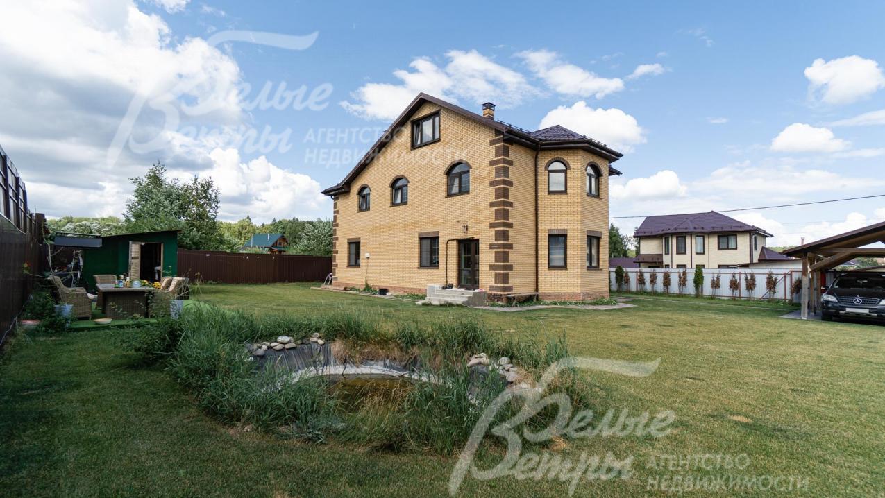 Участок ухоженный с газоном и прудом