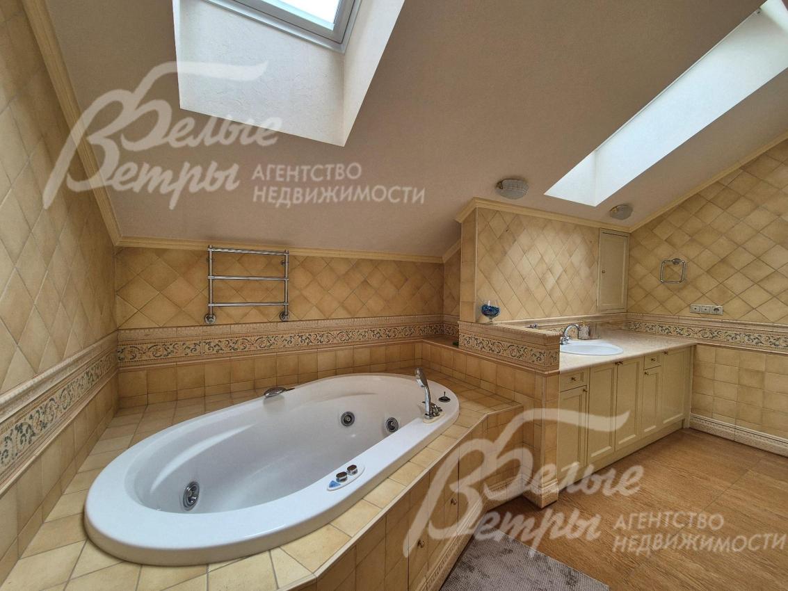 Санузел с ванной-джакузи.