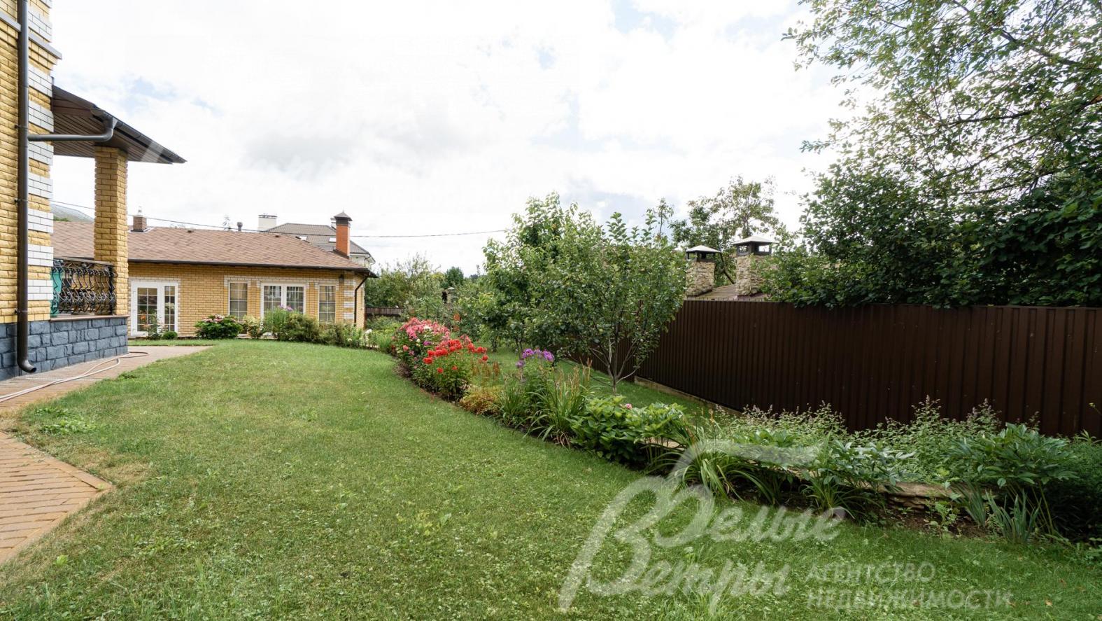 Высажены декоративные растения и плодовые кустарники (черешня, смородина, крыжовник)