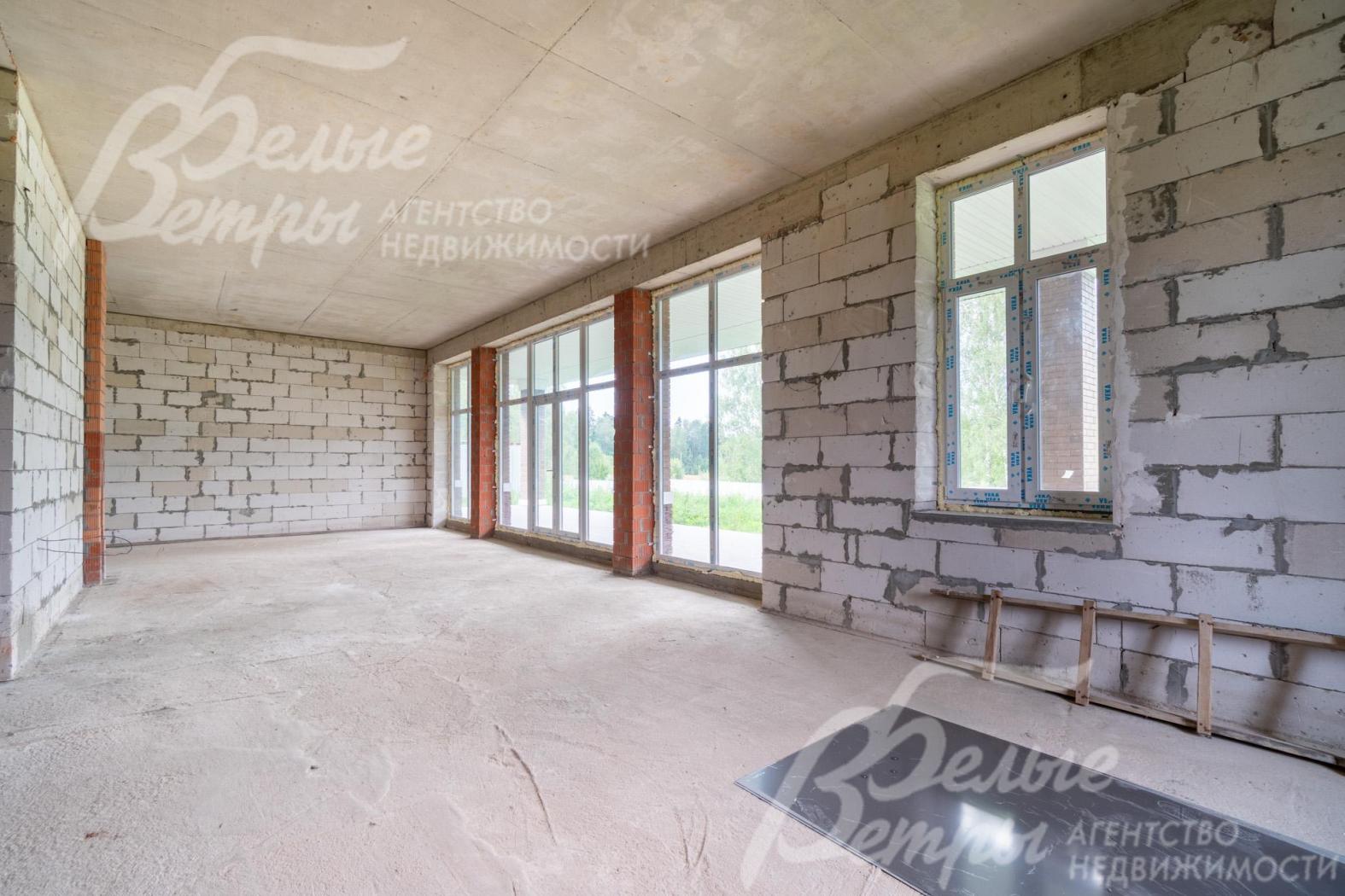 Зона будущей гостиной, столовой и кухни: установлены окна, в гостиной - панорамное остекление с выходом на террасу