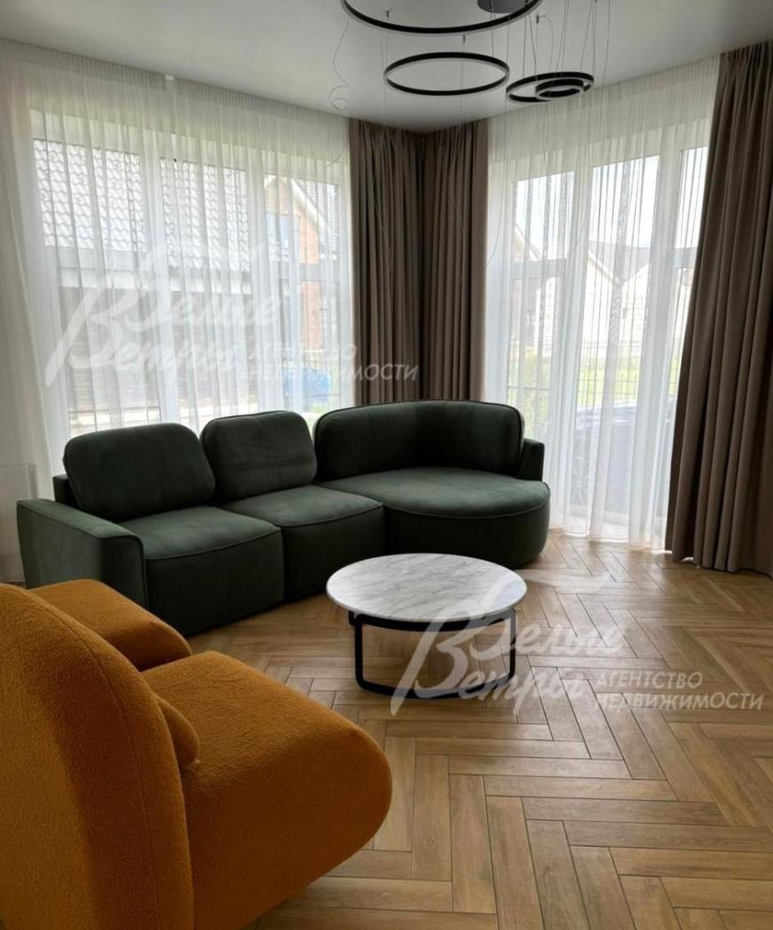 Гостиная с панорамными окнами в пол