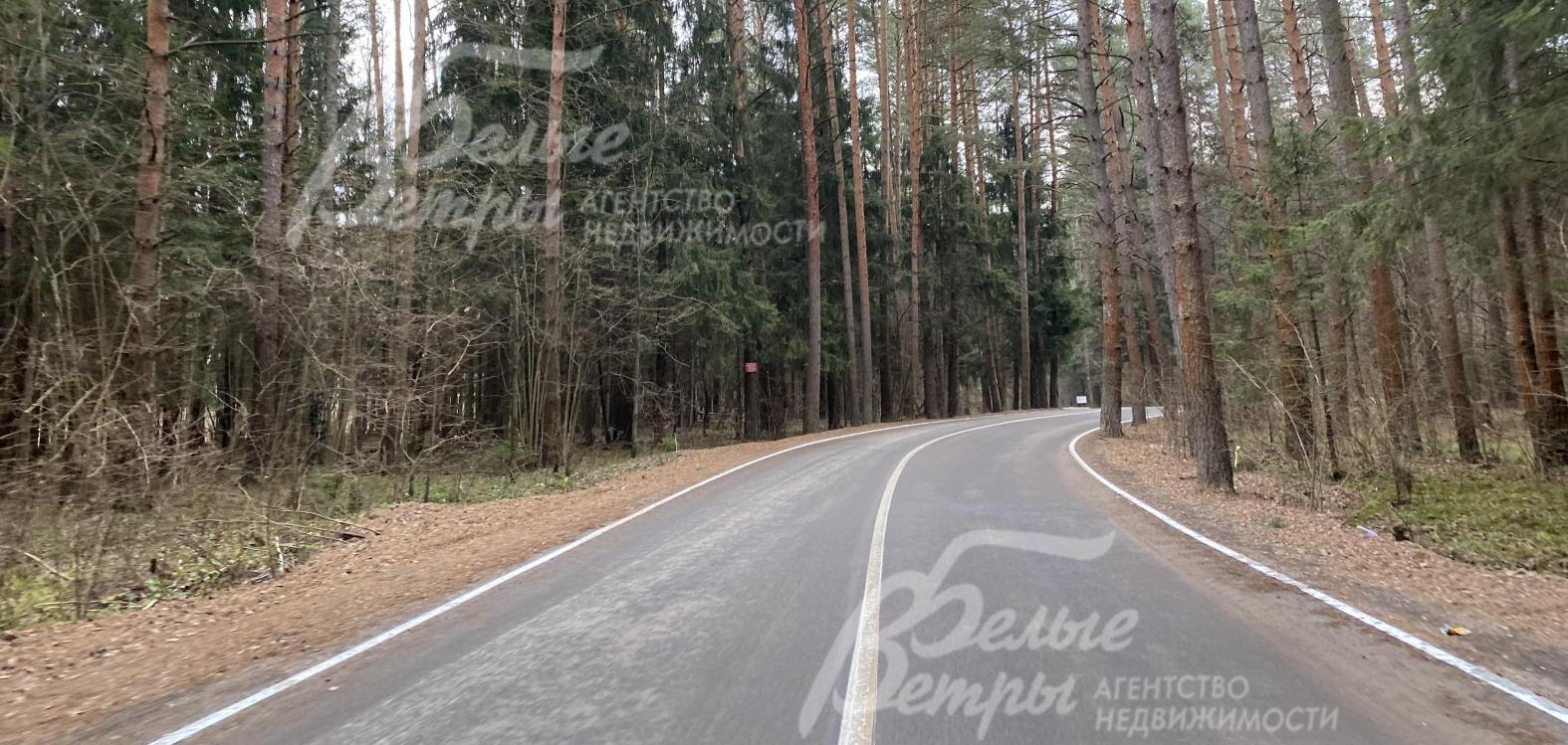 Живописная двухполосная дорога в поселок Резиденция Булатово