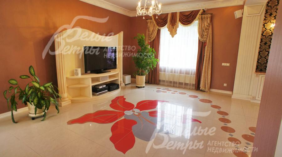 Гостиная с эксклюзивным керамогранитом с рисунком (мозаика) и водяным подогревом.