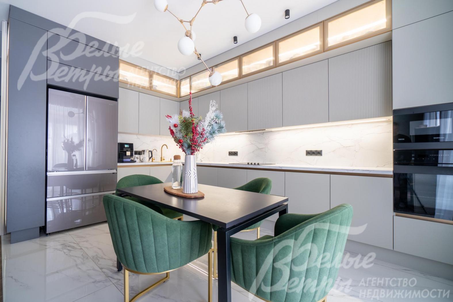 Кухня оборудована новой встроенной бытовой техникой (варочная панель, духовой шкаф, СВЧ, посудомоечная машина, двухдверный холодильник Haier)