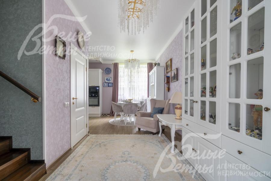 Таунхаус с отделкой в классическом стиле и светлых тонах. 